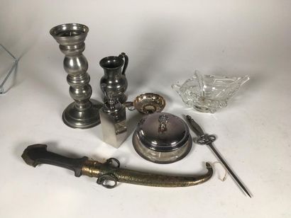 Lot d'objets divers dont pichet en étain...