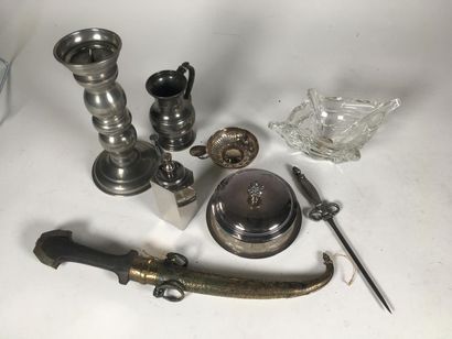Lot d'objets divers dont pichet en étain...