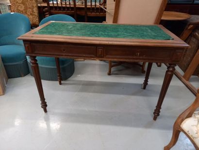 Bureau ouvrant par 2 tiroirs en ceinture
H...