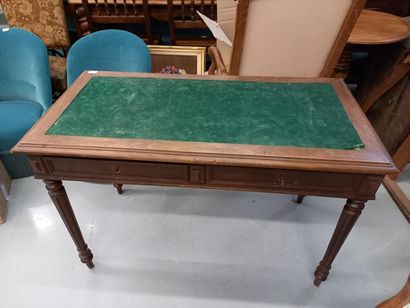Bureau ouvrant par 2 tiroirs en ceinture
H...