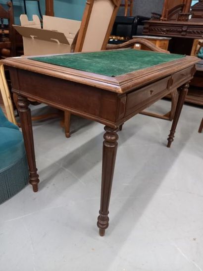 Bureau ouvrant par 2 tiroirs en ceinture
H...
