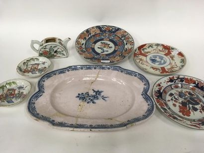 Lot d'assiettes en porcelaine dont compagnie...