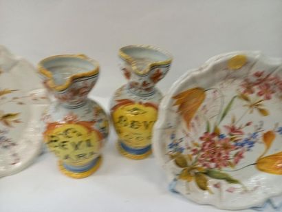 2 pots en faience joint 2 assiettes
H cruche...