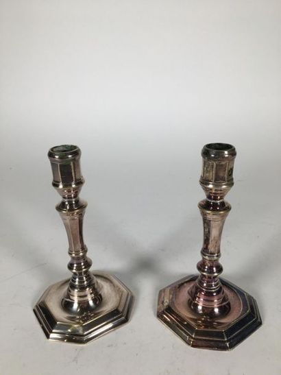 Paire de bougeoirs de toilette en bronze...