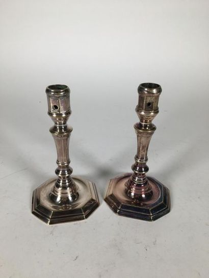 Paire de bougeoirs de toilette en bronze...
