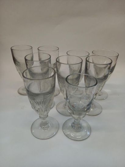 Suite de 9 verres anciens dont 7 à même hauteur
H...
