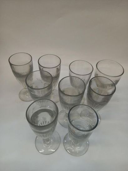 Suite de 9 verres anciens dont 7 à même hauteur
H...