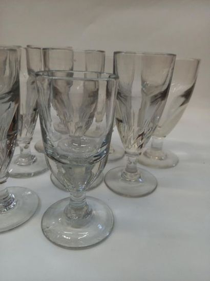 Suite de 9 verres anciens dont 7 à même hauteur
H...