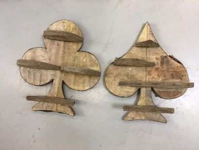 2 étagères en forme de pique et trèfle
H...