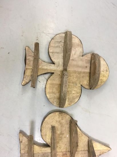 2 étagères en forme de pique et trèfle
H...