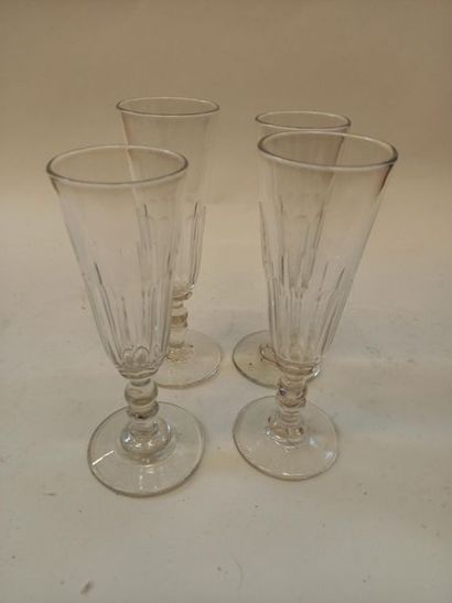 Quatre flutes en verre 
