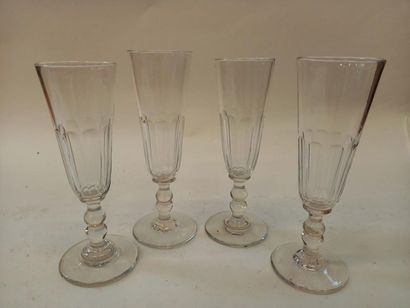 Quatre flutes en verre 