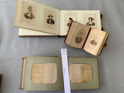 3 petits albums de photographies familiales...