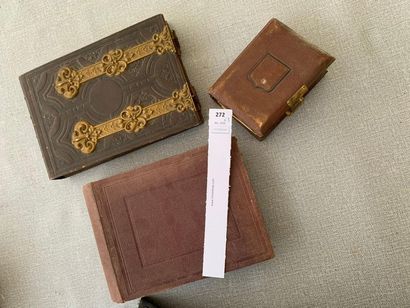 3 petits albums de photographies familiales...