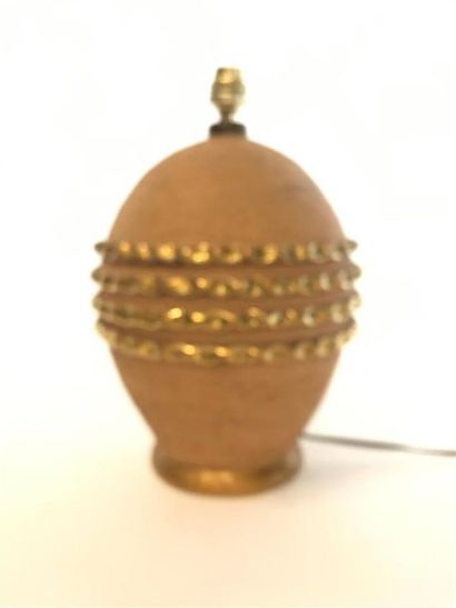 Lampe boule en terre cuite à décor de quatre...