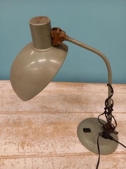 Lampe de bureau en tole verte
Travail années...