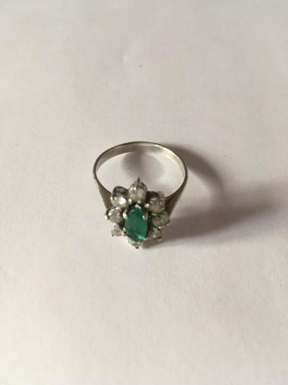 Bague marquise en argent ornée d'une émeraude...