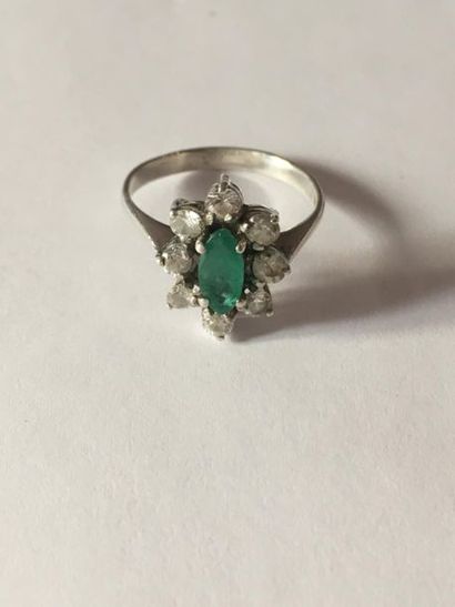 Bague marquise en argent ornée d'une émeraude...