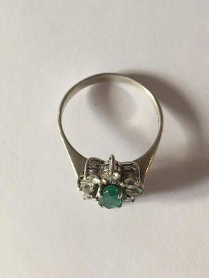 Bague marquise en argent ornée d'une émeraude...