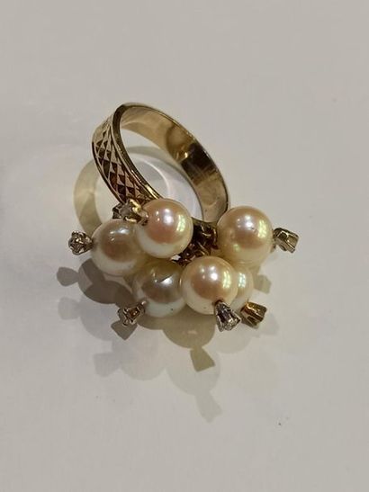 Une bague ornée de perles de culture