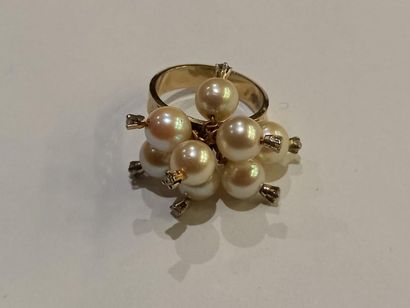 Une bague ornée de perles de culture