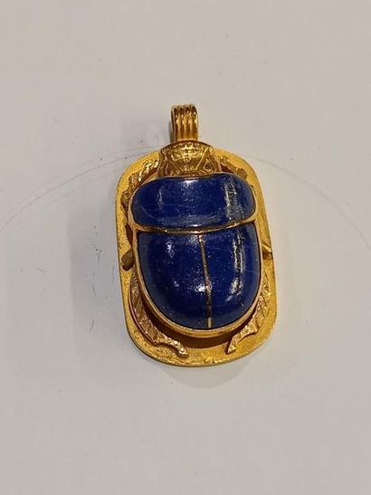 Un pendentif en forme de scarabé