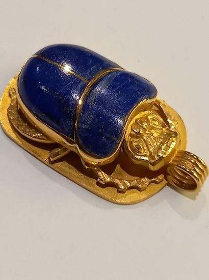 Un pendentif en forme de scarabé