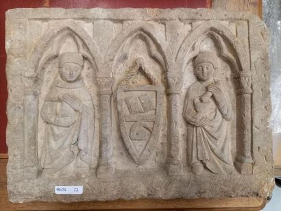 Bas relief 19e deux apothicaires encadrant...