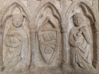 Bas relief 19e deux apothicaires encadrant...