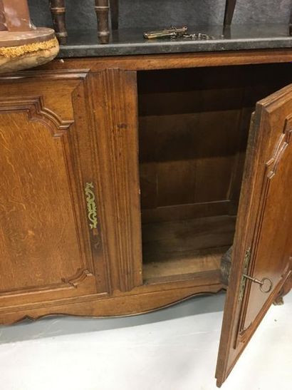 Buffet de boiserie en chêne, plateau de marbre
150...