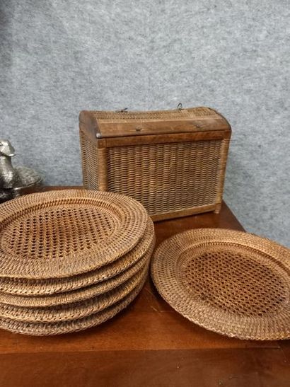 Petite malle et 6 assiettes de présentation...