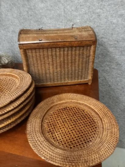 Petite malle et 6 assiettes de présentation...