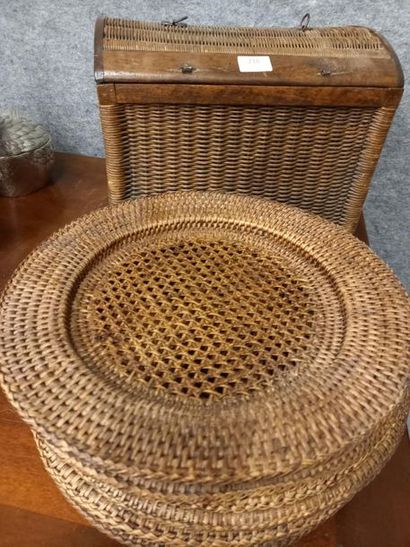 Petite malle et 6 assiettes de présentation...