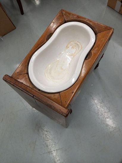 Bidet en bois clair 
H : 45 - L : 50 - P...