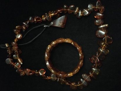 Collier, bracelet et pendentif en ambre....