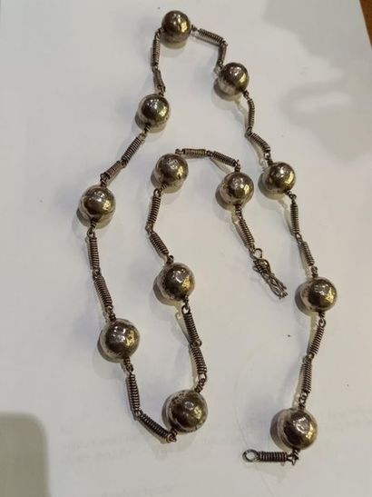 Collier avec perles et ressort