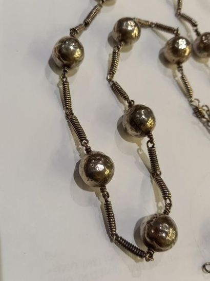 Collier avec perles et ressort