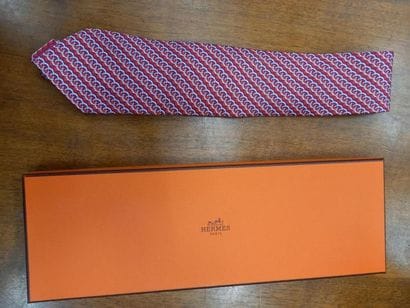 HERMES cravate à décor de motifs géométriques
Dans...