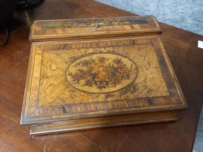 Ecritoire en bois de placage
33 x 28 x 10...