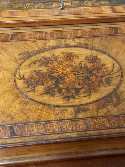 Ecritoire en bois de placage
33 x 28 x 10...
