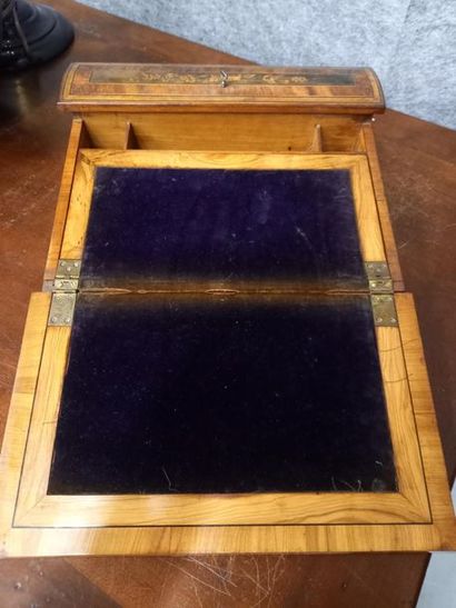 Ecritoire en bois de placage
33 x 28 x 10...
