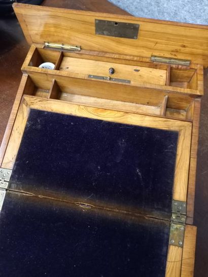 Ecritoire en bois de placage
33 x 28 x 10...
