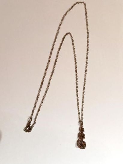 Chaine retenant un pendentif fantaisie