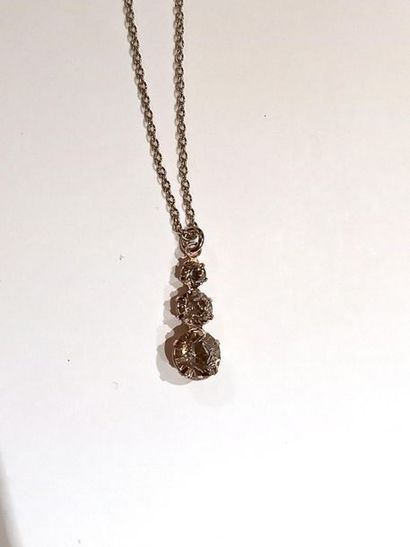 Chaine retenant un pendentif fantaisie