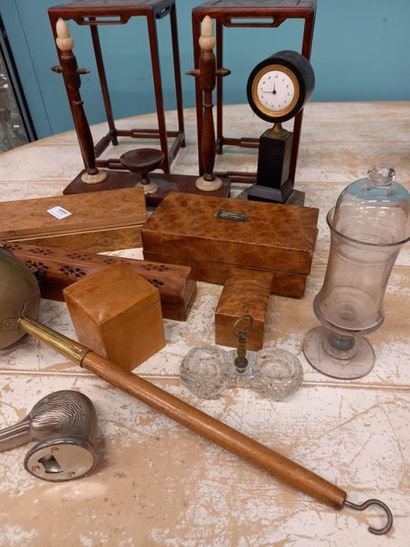 Lot de boites, petite pendule sur colonne...