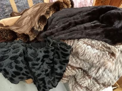 Lot de manteaux en fourrure dont manteau...