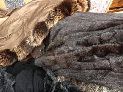 Lot de manteaux en fourrure dont manteau...