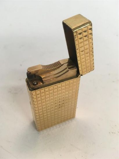 ST DUPONT briquet en placage d'or (mèche...