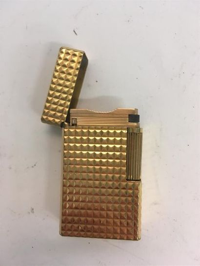 ST DUPONT briquet en placage d'or (mèche...