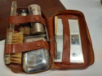 Miroir de table et nécessaire de toilett...